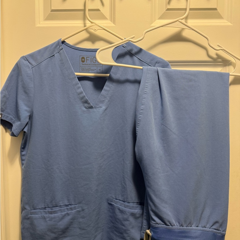 Figs Women’s Ceil Blue Scrub Set: Top X-Small, Bottoms Small Petite